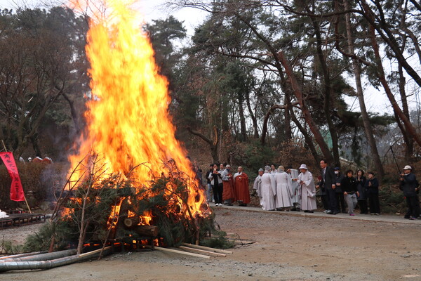 ▲ 해은 스님의 법구가 문도와 장의위원의 착화로 불길에 점화되고 있다. 사부대중은 나무아미타불을 염송하며 스님의 원적을 애도했다. ⓒ불교저널.